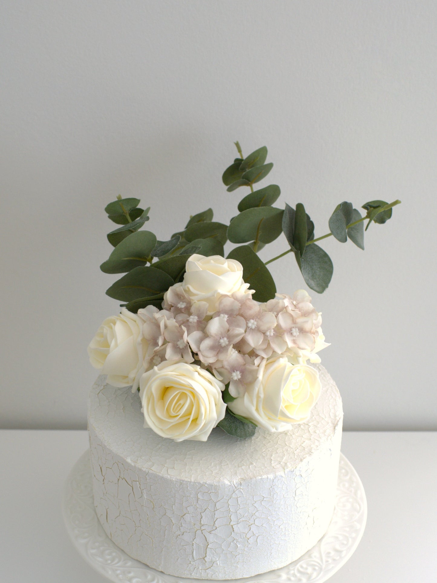 Close-up of roses, highlighting the intricate details and high-quality artificial petals, designed to look lifelike and durable for cake decorations.