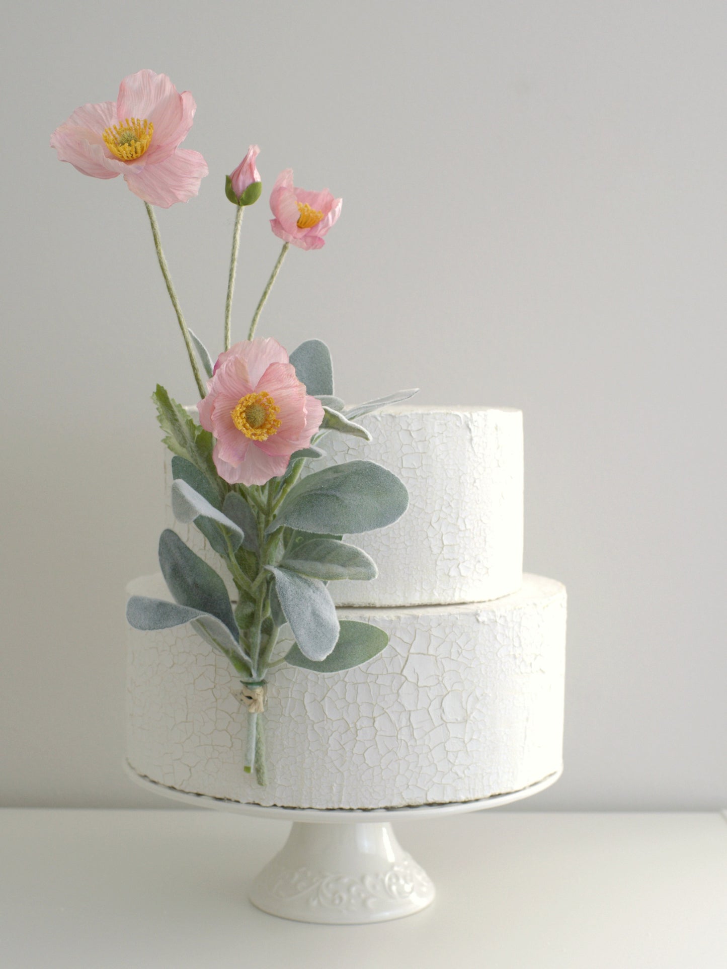 Anemone cake side accent featuring high-quality artificial flowers in elegant colors, designed to enhance the beauty of cakes for weddings and special occasions.